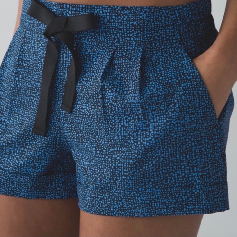 Lululemon Spring Breakaway Short ii - Size 4 - Navy and Black - Cuffed hem